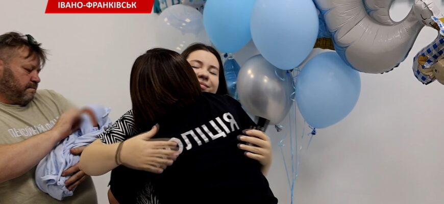Поліцейські зустріли з пологового свою колегу з новонародженим сином. Відео