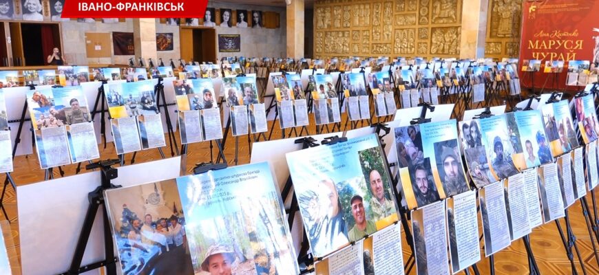 У драмтеатрі презентували виставку, присвячену воїнам 82-ї ОДШБР. Відео