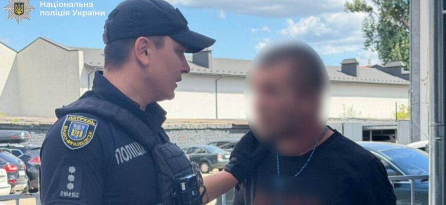 Поліцейські затримали чоловіка, який влаштував конфлікт у центрі міста