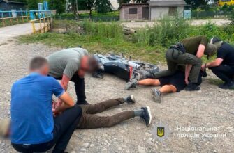Перетин кордону за 3 тисячі доларів: поліцейські затримали організатора
