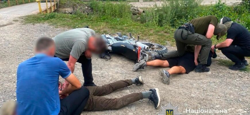 Перетин кордону за 3 тисячі доларів: поліцейські затримали організатора