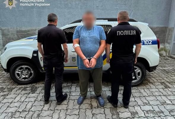 Розбив пляшку та напав на підлітка: поліцейські затримали 44-річного чоловіка