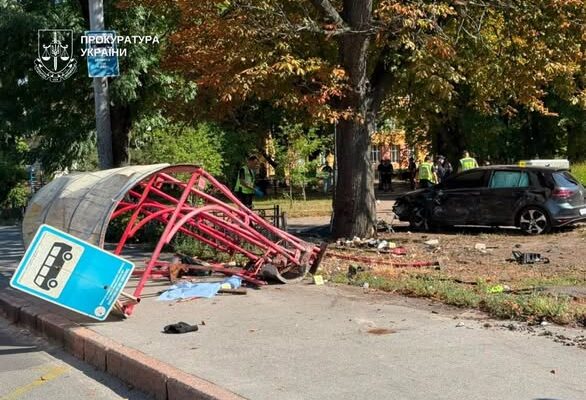 Водію, який в’їхав у зупинку громадського транспорту в Києві, повідомлено про підозру