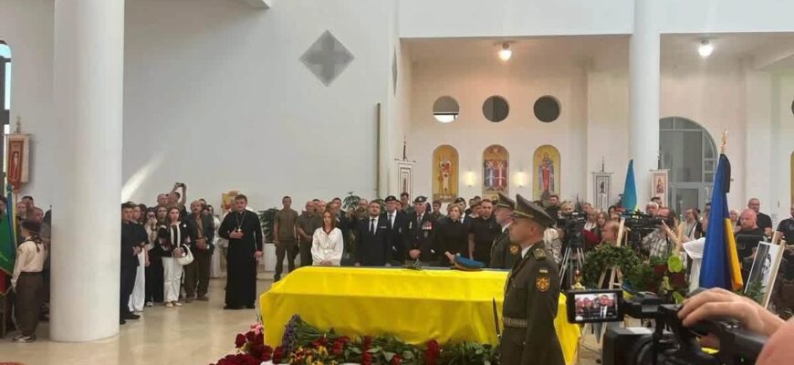 Прах Євгена Коновальця повернули додому