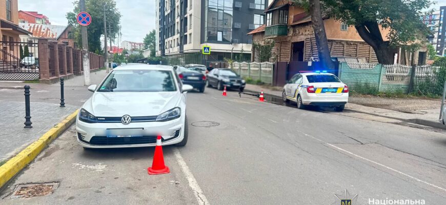 В Івано-Франківську трапилася ДТП за участі автомобіля та електросамоката