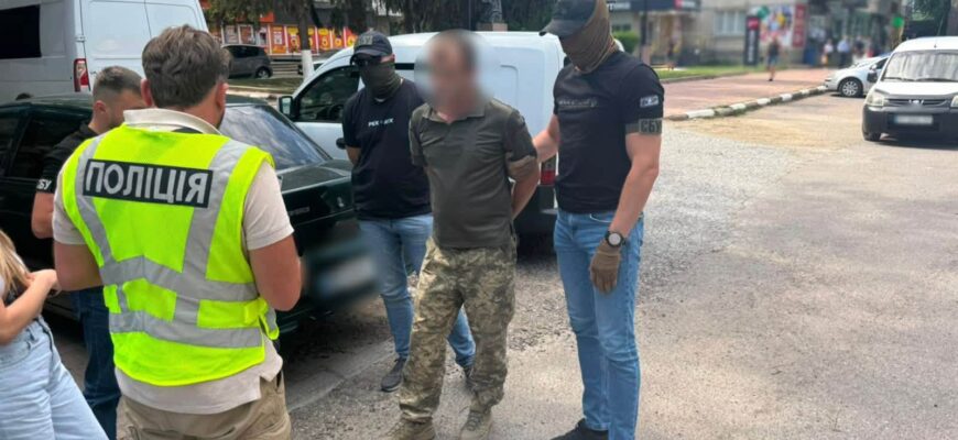 6500 доларів за працевлаштування мобілізованого чоловіка: затримано посадовця ТЦК