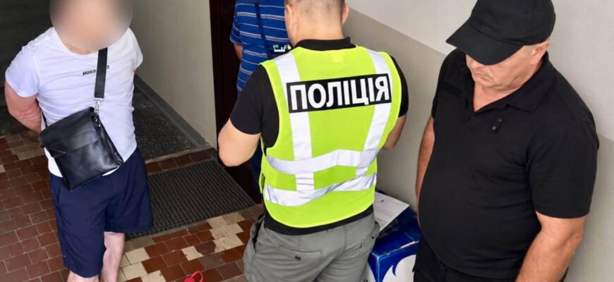 Сигарети, спирт і перероблена зброя: поліцейські викрили «бізнес» калушанина