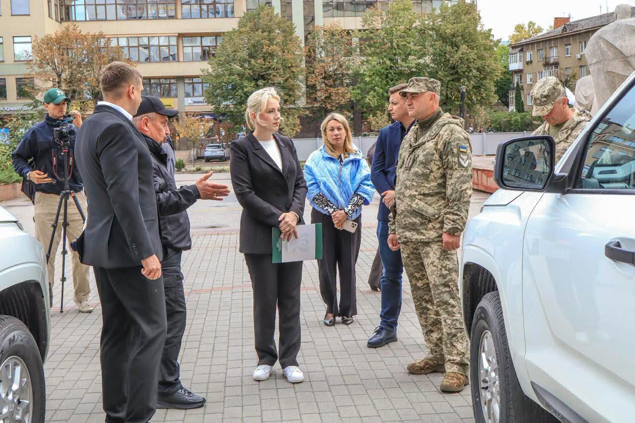 tshchdiebt - Обласна влада передала дві нові автівки для захисників - rai.ua