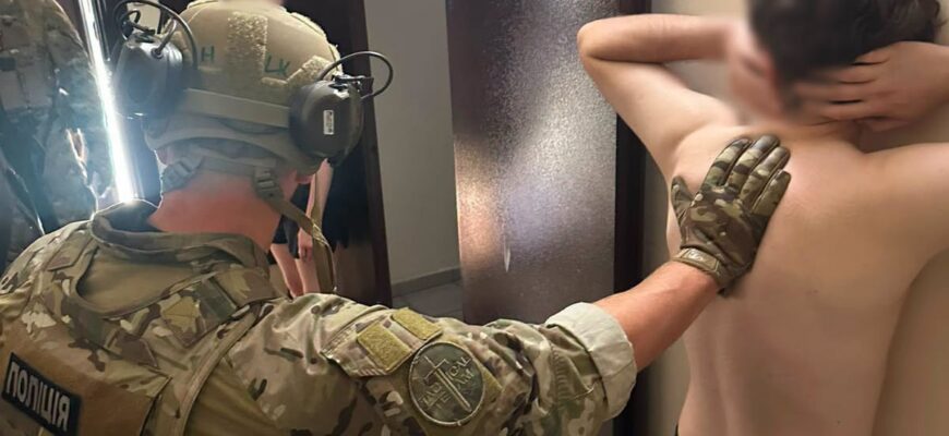 Поліцейські оголосили підозру 23 учасникам скам-спільнот в рамках операції «WallHack»