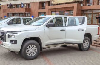 Обласна влада передала дві нові автівки для захисників
