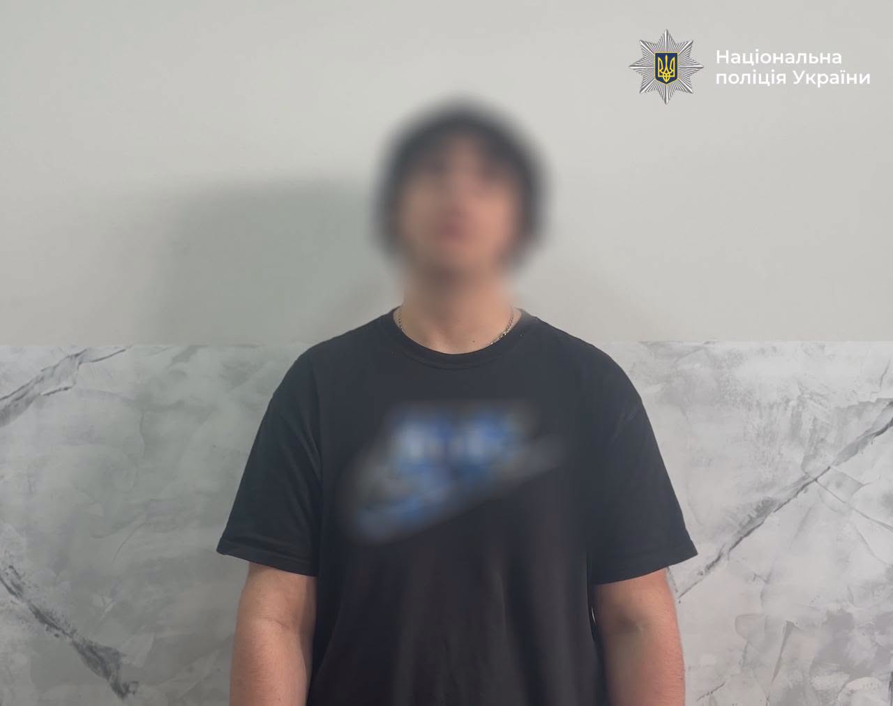 yziuoy - Поліцейські встановили осіб, які розмалювали фасад обласної філармонії - rai.ua