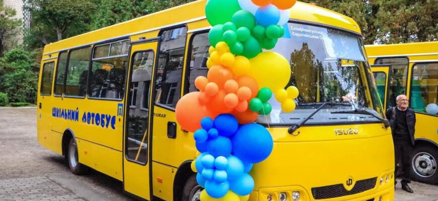 Нові спеціалізовані шкільні автобуси передала для Снятинської громади