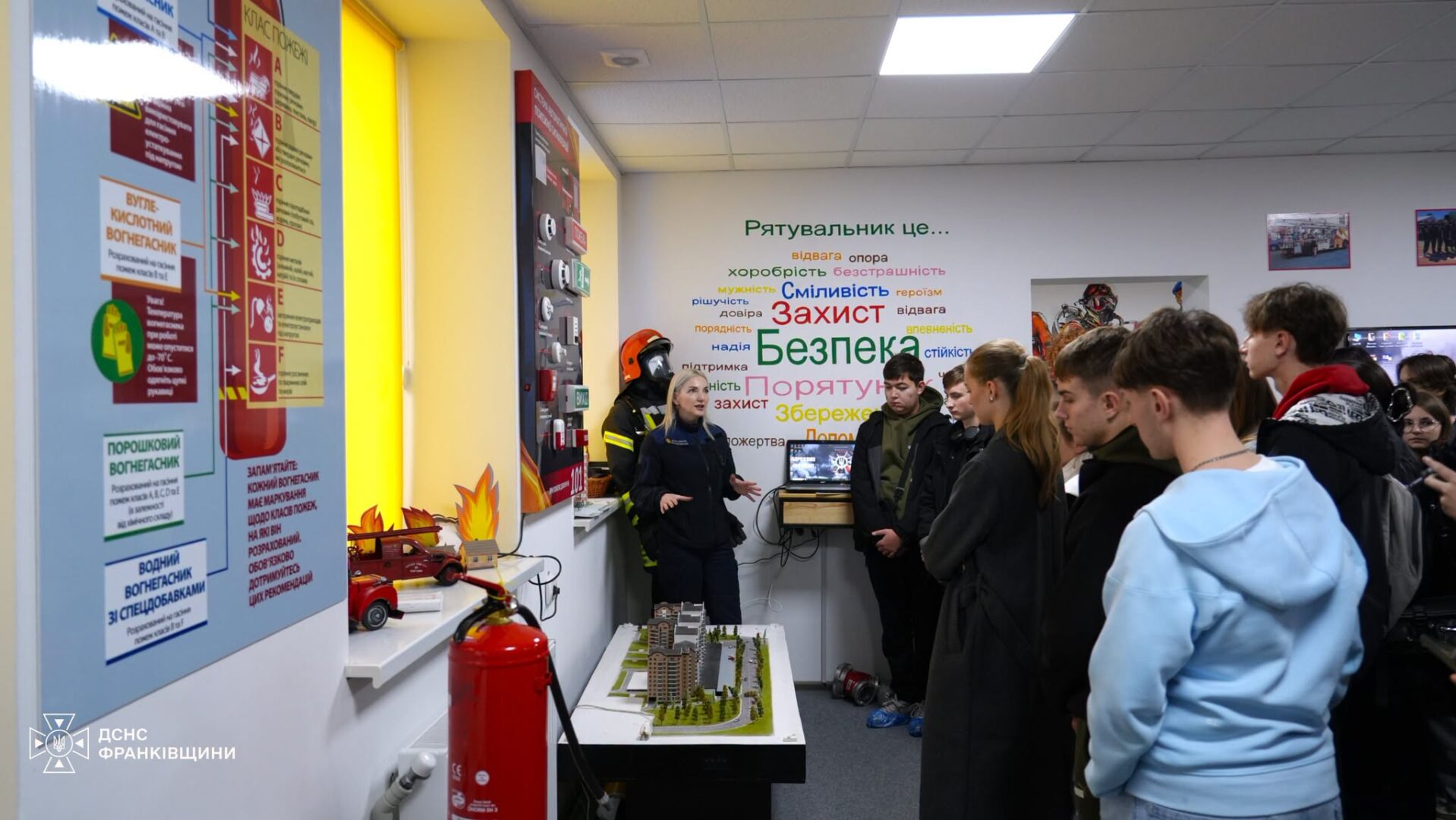 itschep8g - Рятувальники Прикарпаття провели навчання для студентів - rai.ua