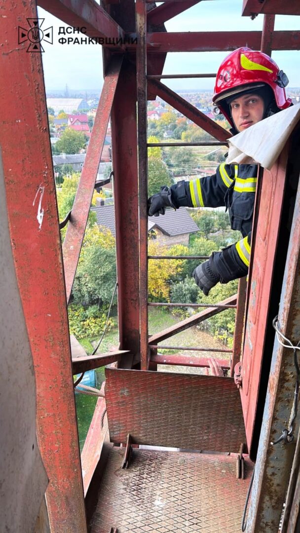 lrg7d0r7n - В Івано-Франківську рятувальники допомогли чоловікові спуститися з баштового крана - rai.ua