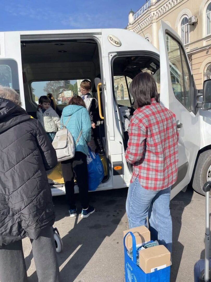 nshchshoshchd - Евакуаційним потягом до Івано-Франківська прибула родина з Дніпропетровської області - rai.ua