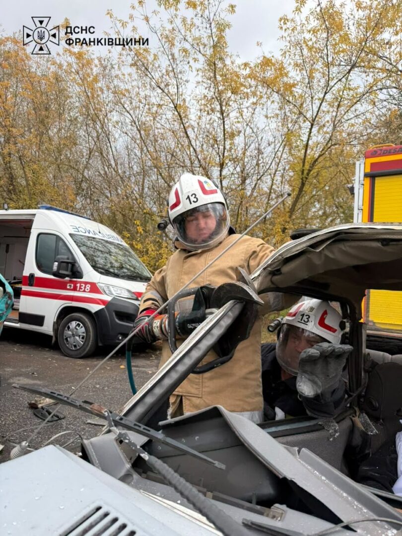 oziuz - На Коломийщині рятувальники деблокували травмовану людину з автомобіля - rai.ua