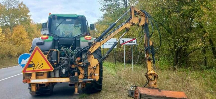На дорогах державного значення Прикарпаття продовжують працювати ремонтні бригади