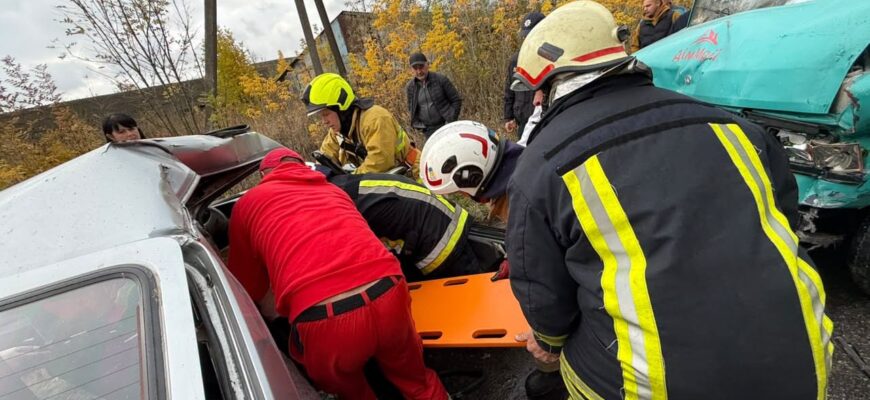 На Коломийщині рятувальники деблокували травмовану людину з автомобіля