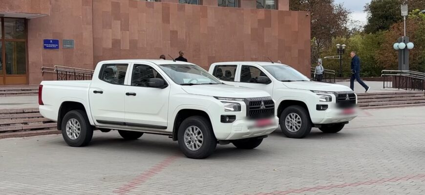 В Івано-Франківську передали дві нові автівки для мобільних вогневих груп ППО. Відео