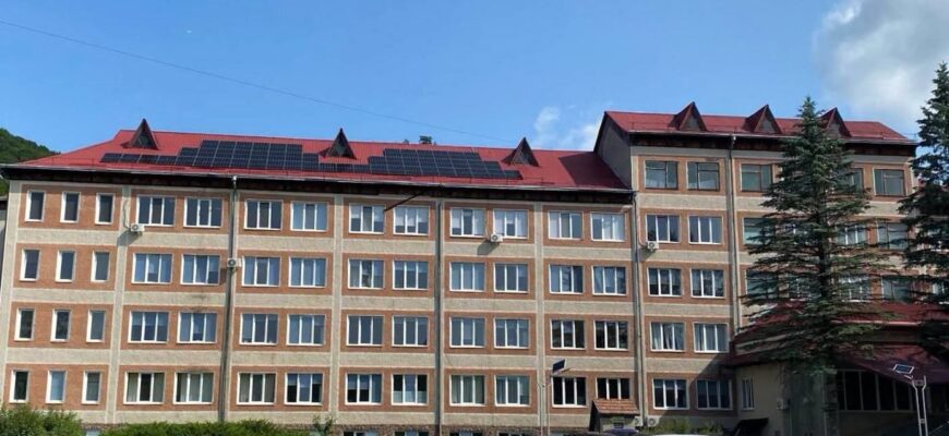 На даху Вигодскьої лікарні встановили сонячну електростанцію