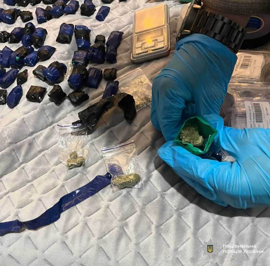 shchdpr8 1 - Прикарпатські поліцейські викрили двох 18-річних хлопців на збуті наркотиків - rai.ua