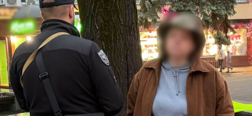 У центрі Івано-Франківська жінка підпалила державну символіку