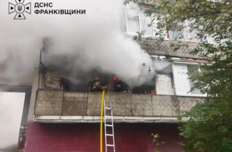 В Івано-Франківську на пожежі вогнеборці врятували жінку та евакуювали сімох людей