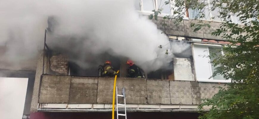 В Івано-Франківську на пожежі вогнеборці врятували жінку та евакуювали сімох людей