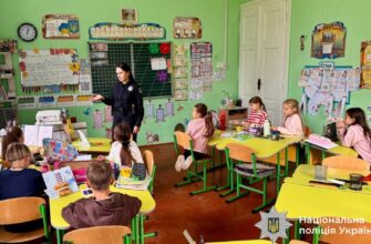 Поліцейські Прикарпаття навчають ліцеїстів безпеки