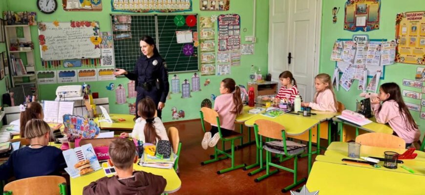 Поліцейські Прикарпаття навчають ліцеїстів безпеки