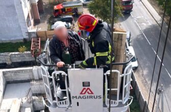 В Івано-Франківську рятувальники допомогли чоловікові спуститися з баштового крана