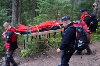У Карпатах рятувальники транспортували тіло загиблого чоловіка з гори Хом’як