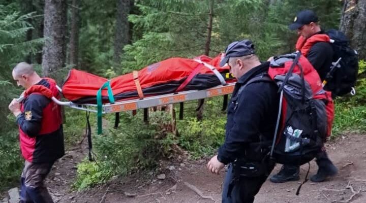 У Карпатах рятувальники транспортували тіло загиблого чоловіка з гори Хом’як