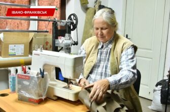 В Івано-Франківську волонтерки шиють маскувальні сітки та евакуаційні ноші. Відео
