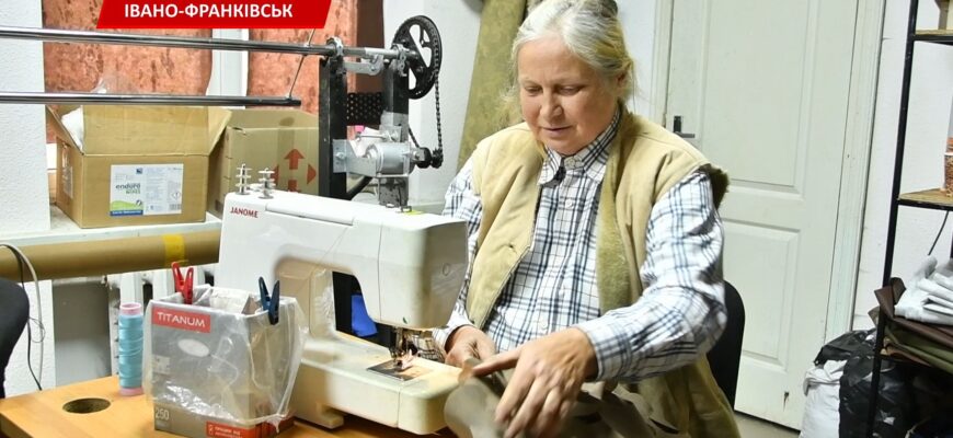 В Івано-Франківську волонтерки шиють маскувальні сітки та евакуаційні ноші. Відео